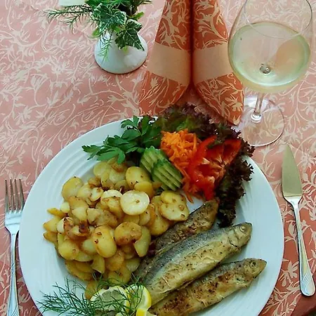 Отель Lindengarten 3*